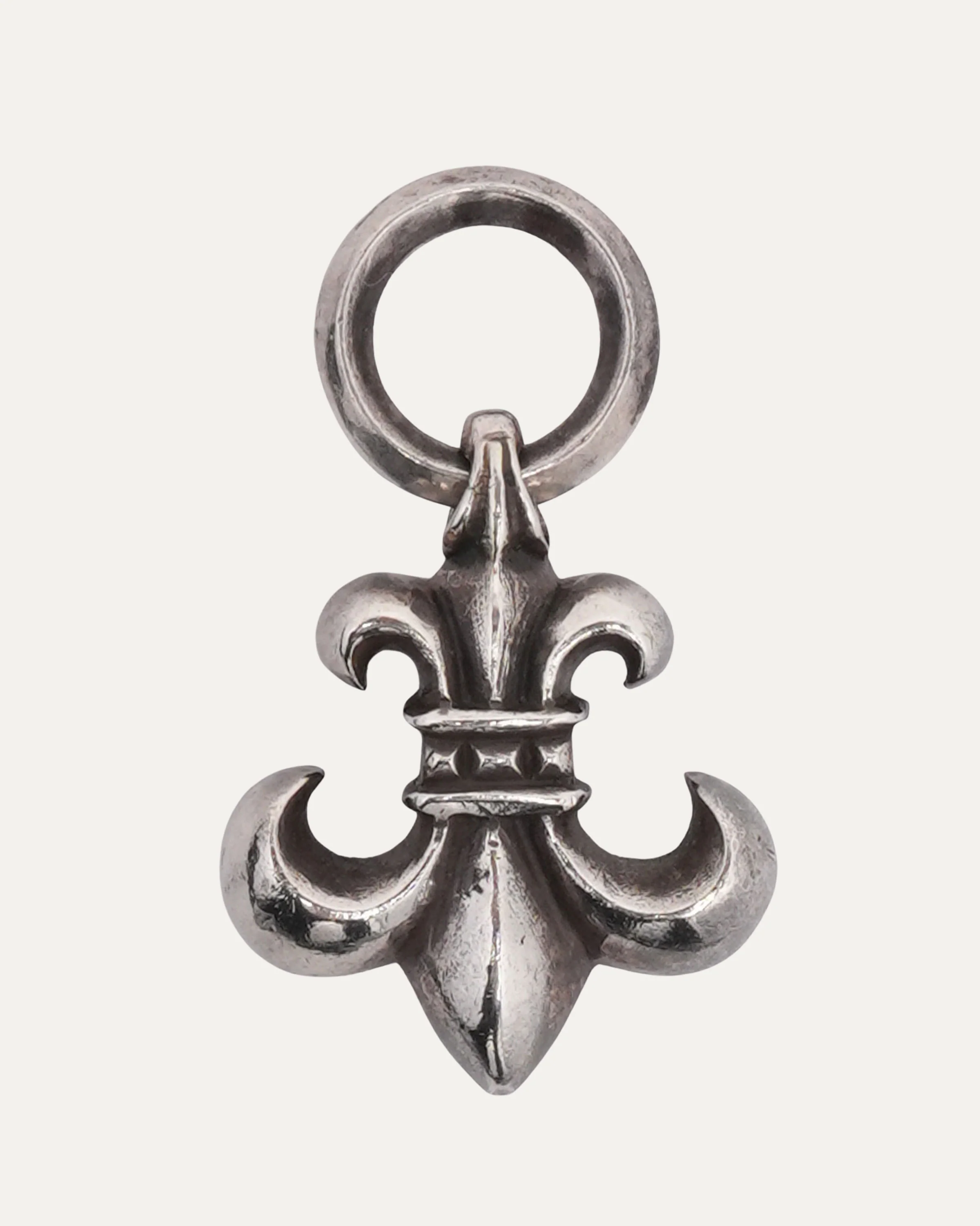 Fleur Pendant on B Ring